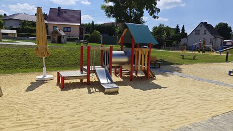 Außenspielgerät mit Rutsche