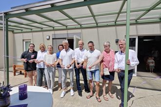 Gruppe von Menschen vor der Kita in Eilenstedt beim Scherenschnitt