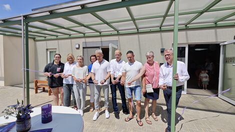 Gruppe von Menschen vor der Kita in Eilenstedt beim Scherenschnitt