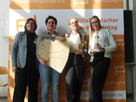 Vier Frauen freuen sich über den Mitteldeutschen Fundraisingpreis