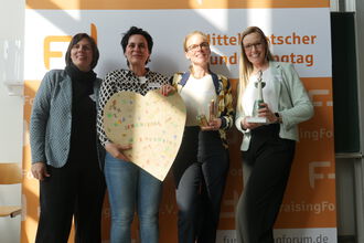 Vier Frauen freuen sich über den Mitteldeutschen Fundraisingpreis