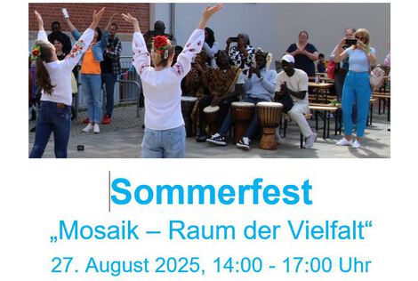 Menschen beim Sommerfest im Mosaik